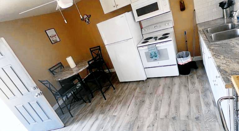 2 bedroom cozy SUITE, 1 min walk to the beach — photo 3