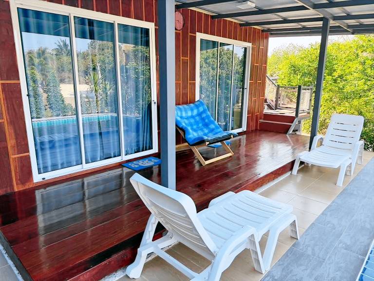 Villa with yard & pool — photo 4