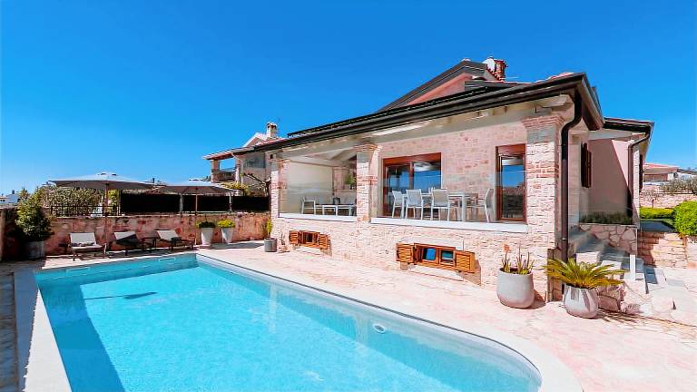 Fully equipped wonderful villa with terrace, private pool & BBQ | Sea view | Pets allowed in Porec