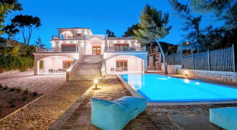 Villa with pool in Loutraki-Agioi Theodoroi