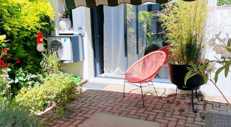 Rental apartment with patio — photo 3