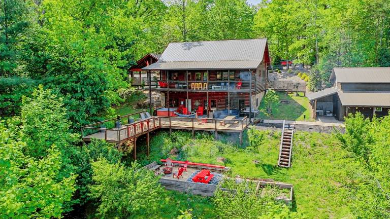Endless Echo- Dog Friendly, Close to Activities, Party Porch! — photo 3