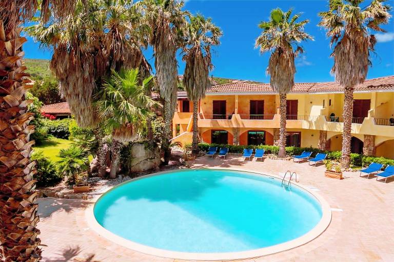 Holiday apartment with yard, patio & pool in Palau