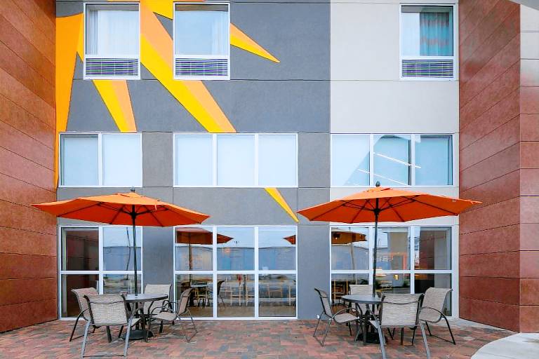 La Quinta Inn & Suites by Wyndham Perry — photo 3