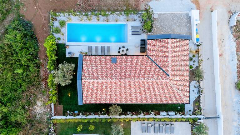 Villa with patio, garden & private pool — photo 3