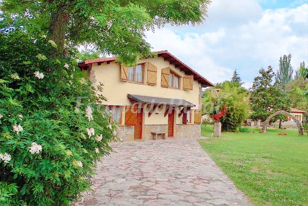 Cottage with pool, garden & grill | Garden view — photo 3