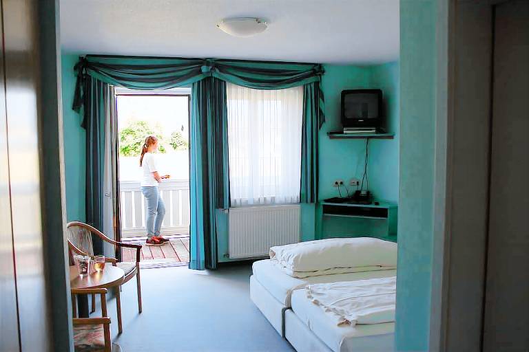 Doppelzimmer mit Dusche WC Sat TV und Balkon