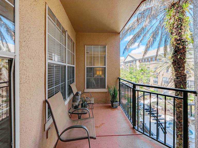 Condo  Carver City/Lincoln Gardens