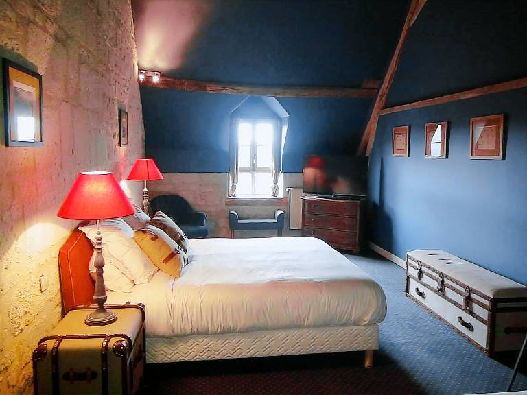 Spacious vacation home with yard, pool & sauna | Pet-friendly in Senlis