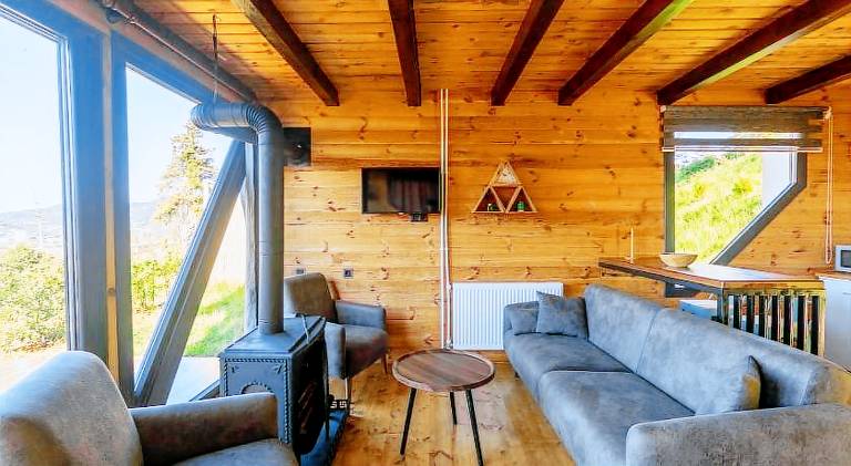 Chalet with hot tub, terrace & garden — photo 4