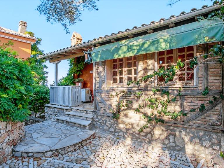 House with yard, patio & private pool — photo 3