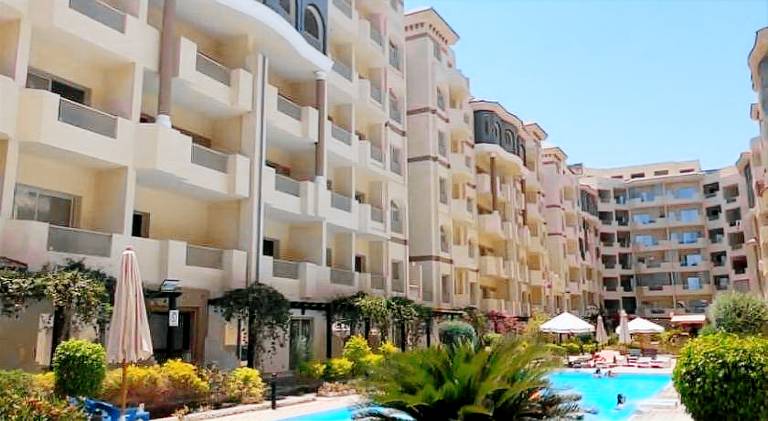 Serviced apartment with terrace, garden & pool — photo 3