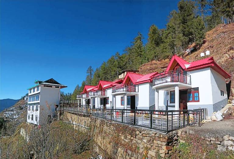 Villa with yard | Water view — photo 2