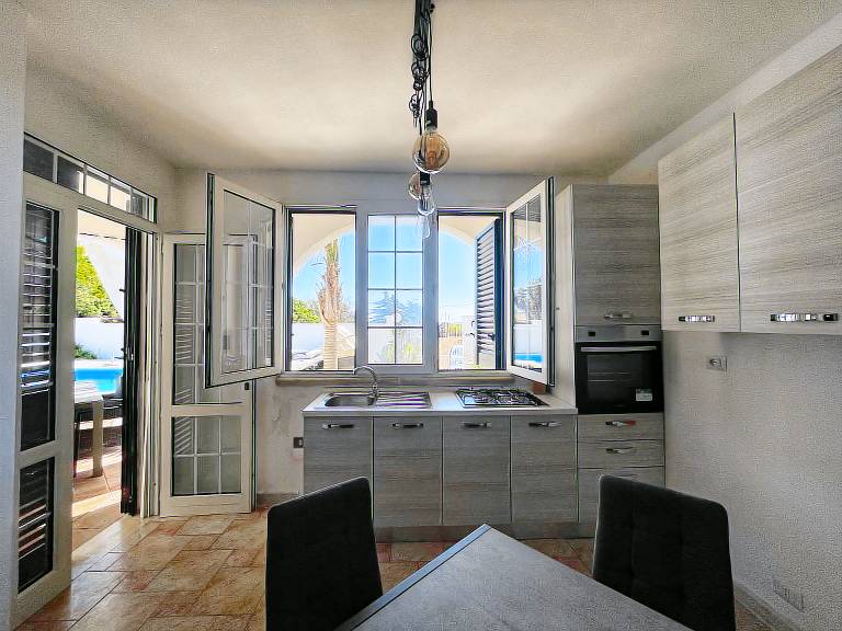 Apartment with grill, pool & yard — photo 3