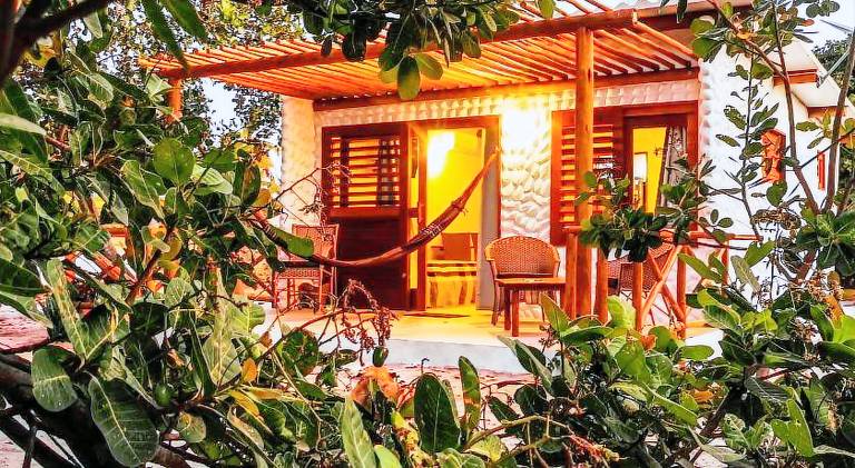 Lodge with pool, yard & patio in Amontada