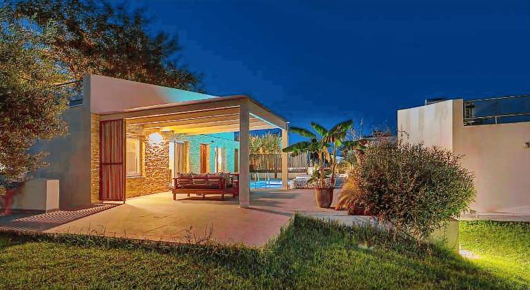 Villa with yard, private pool & patio — photo 4