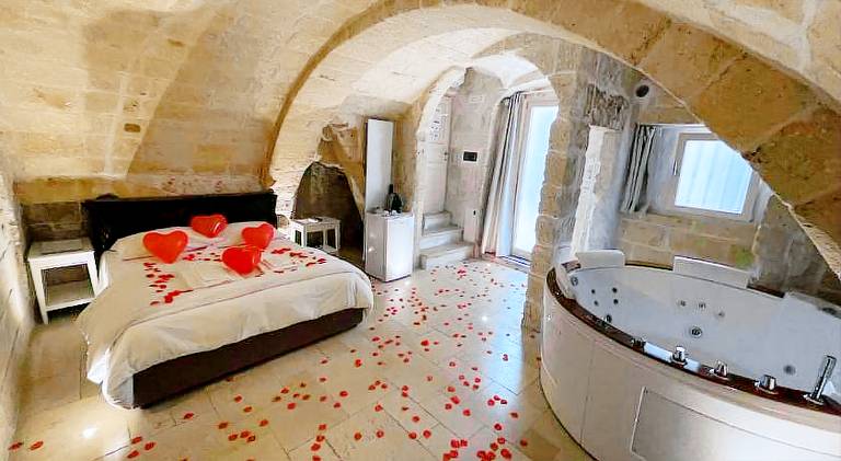 Beautiful serviced apartment with jacuzzi & terrace | Pet-friendly in Monopoli