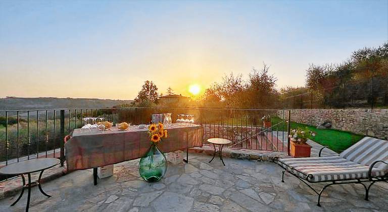 House with patio, jacuzzi & yard — photo 2