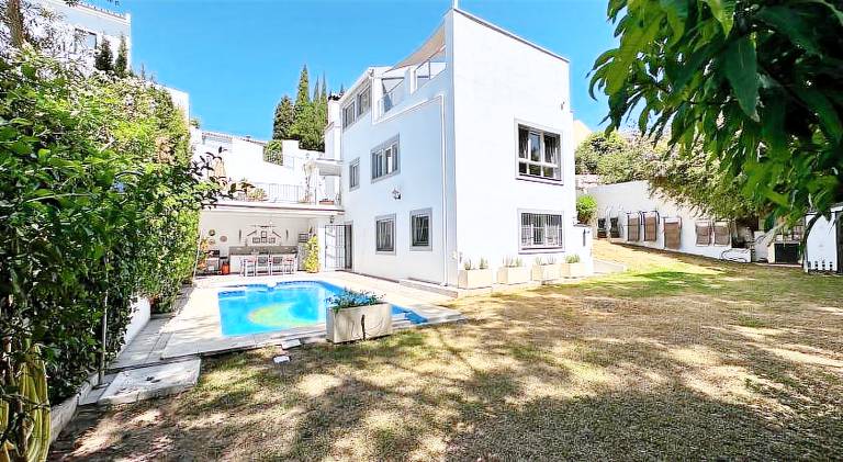 Villa with pool — photo 4