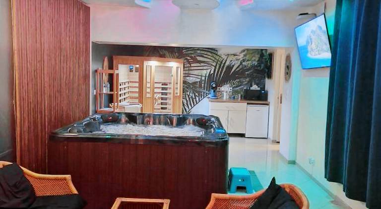 Apartment with jacuzzi — photo 3
