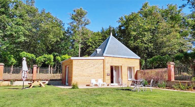 Vacation home with barbecue, patio & yard — photo 4