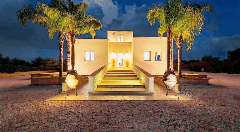 Villa with pool — photo 5
