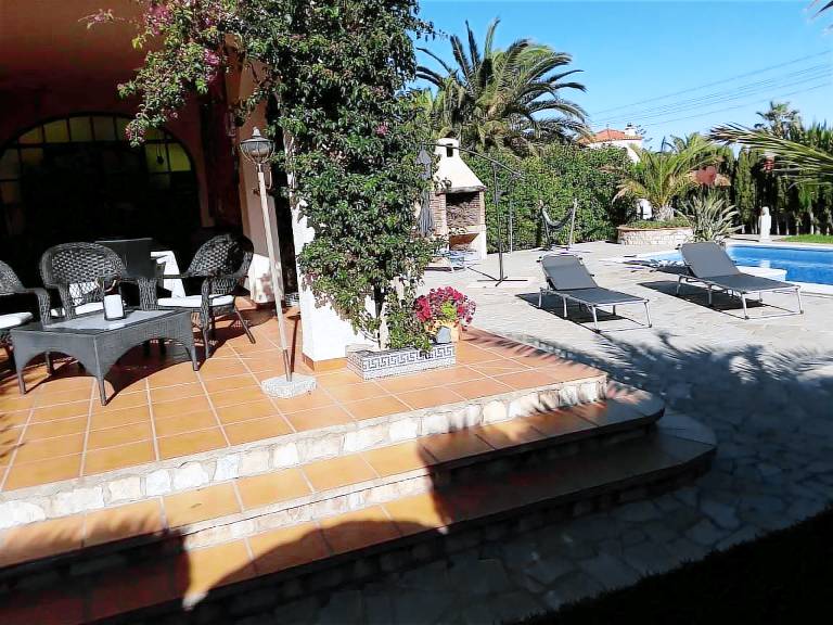 Vacation home with patio, BBQ & private pool | Sea view — photo 5