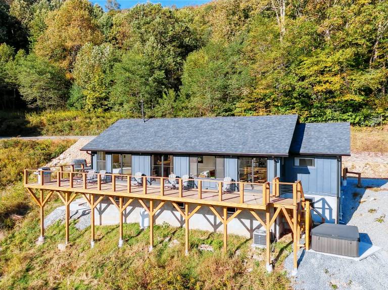 Blackberry Hill: Views, Hot Tub, Pool Table, Big Dog Friendly! — photo 3