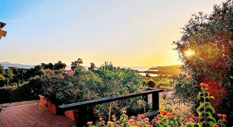 Serviced apartment with yard & patio | Close to the beach | Perfect for remote work | Pet-friendly — photo 4