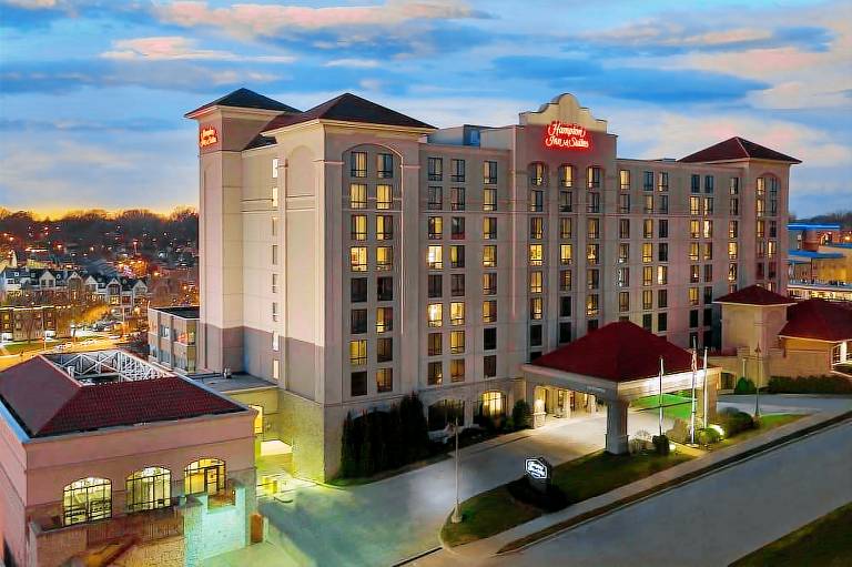 Hampton Inn & Suites Kansas City Country Club Plaza