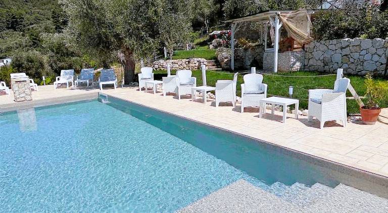 House with pool — photo 4