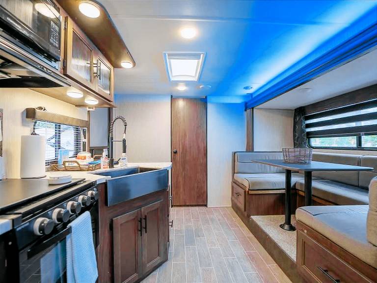RV in Tampa great location Cost pet friendly