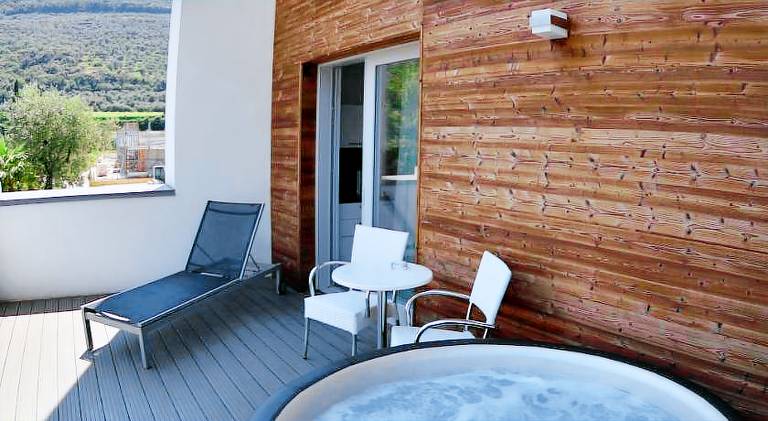 Serviced apartment with garden, jacuzzi & pool | Perfect for remote work | Dogs allowed — photo 2