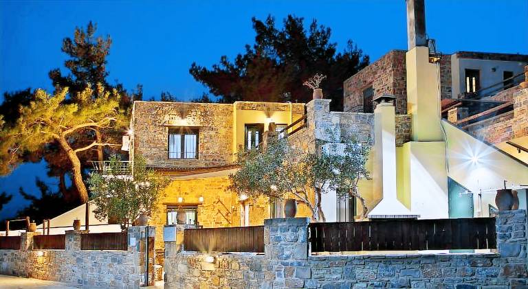 Villa with pool — photo 4