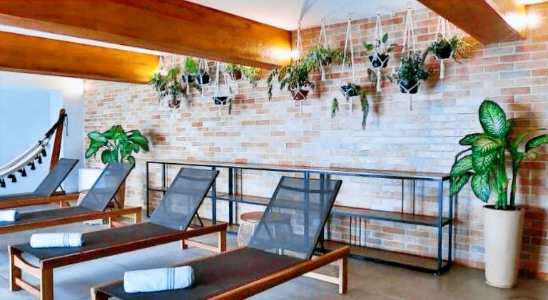 Serviced apartment with yard, patio & hot tub | Pets allowed — photo 3