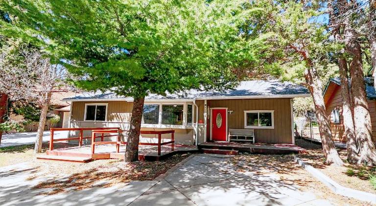 Moonlight Serenity - Ideal Location with Hot Tub and Foosball Table! Walk to local shops and zoo! — photo 5