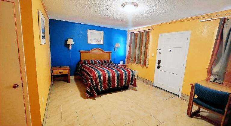 WESTERN MOTEL — photo 2