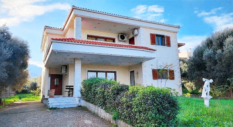 Holiday apartment with yard & terrace in Agios Vasileios