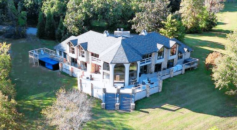 Fully equipped villa with patio, garden & hot tub | Good for workation | Dogs allowed in Pigeon Forge, TN
