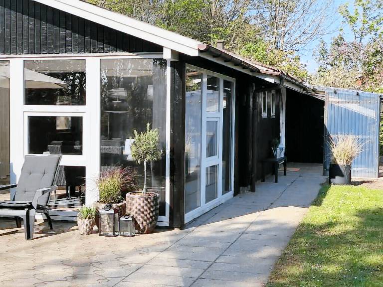 Family-friendly nice house with BBQ & yard | Beach nearby | Pets allowed — photo 3