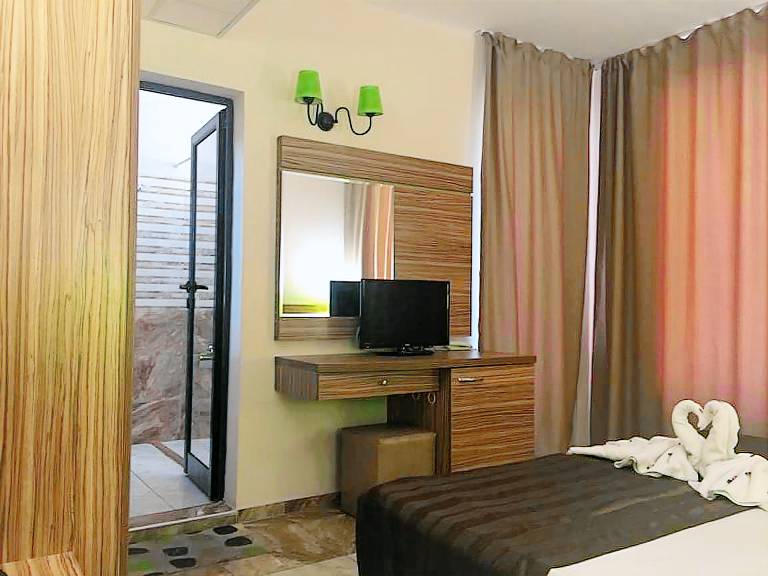 Big holiday park with pool & patio | City view | Pet-friendly — photo 5