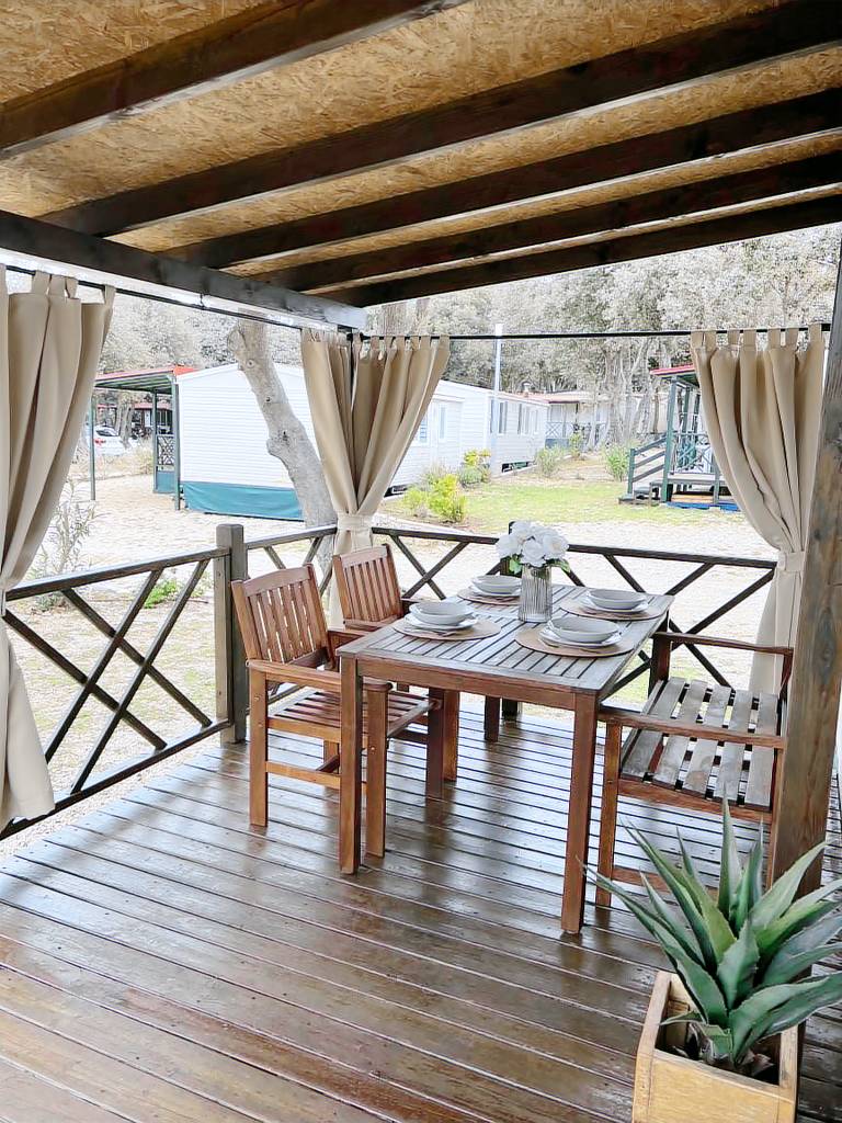 Bungalow with pool & yard — photo 3