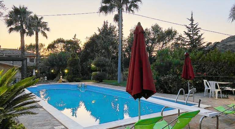 Vacation home with garden, pool & grill | Perfect for remote work | Pets allowed — photo 2