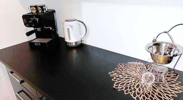 Holiday apartment with hot tub | Next to Stavropoleos Monastery — photo 4