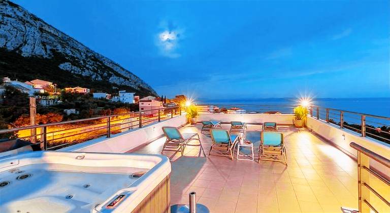 Villa with jacuzzi & pool in Tucepi
