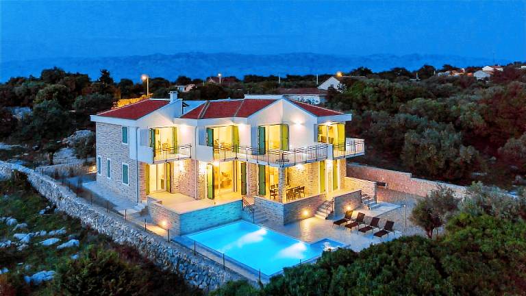 Villa with terrace, grill & private pool in Novalja