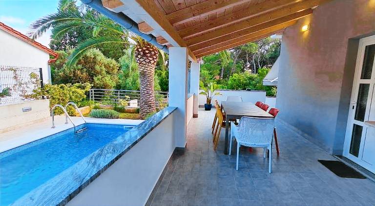 Villa with pool — photo 4