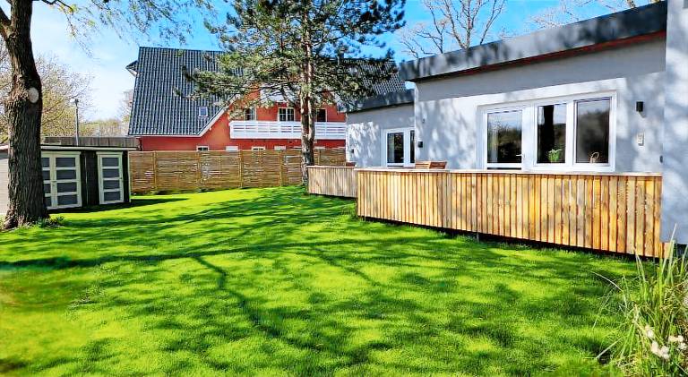 Holiday apartment with terrace & yard | Close to the beach | Pets allowed in Graal Mueritz