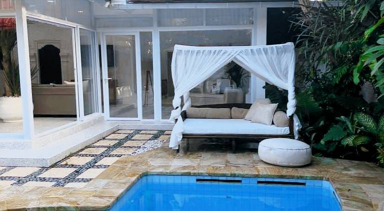 Villa with pool — photo 4