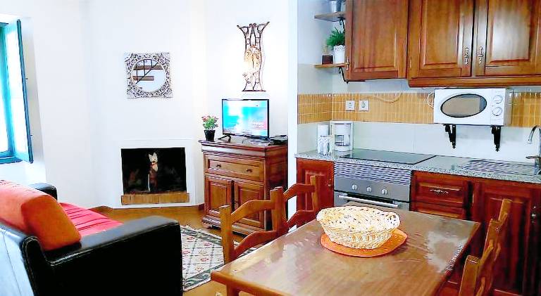 Vacation home with barbecue, terrace & yard | Beach nearby | Pet-friendly — photo 4